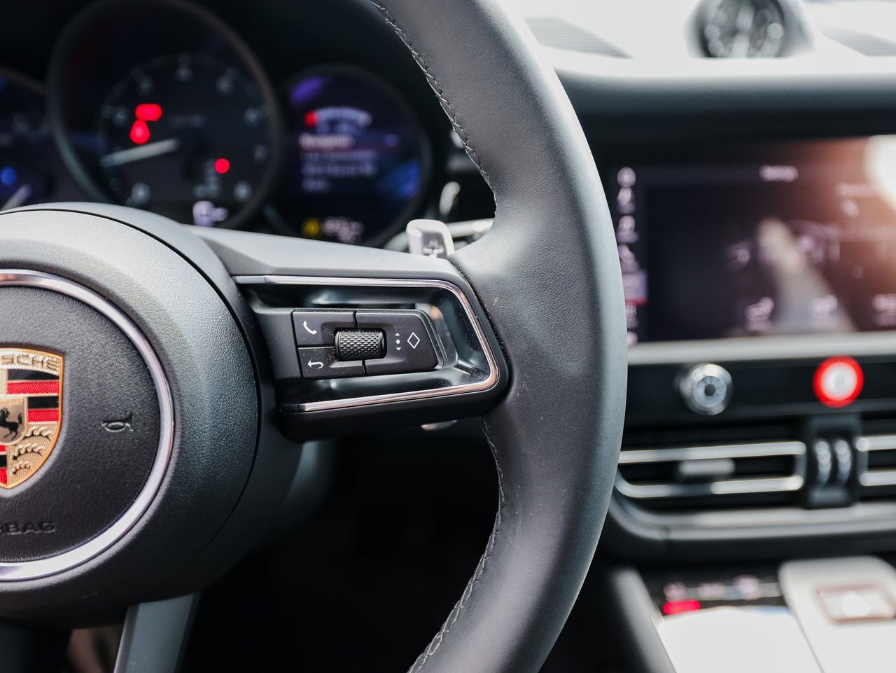 Certified 2025 Porsche Macan image 16