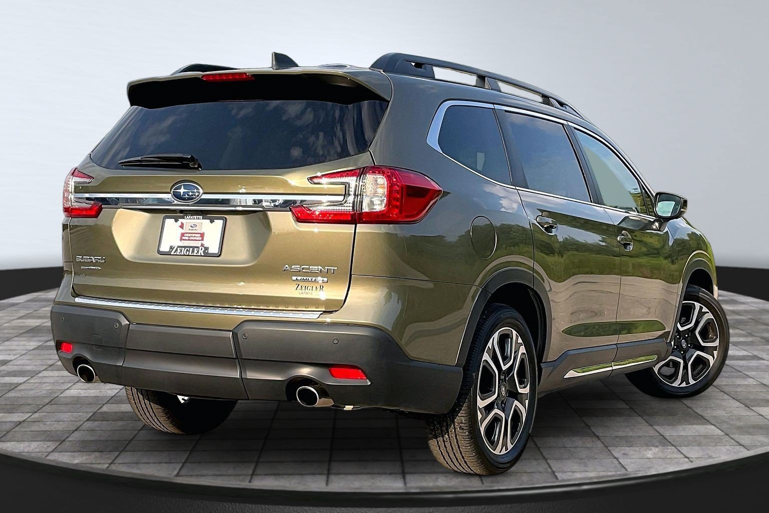 Used 2025 Subaru Ascent Limited AWD/4WD image 2