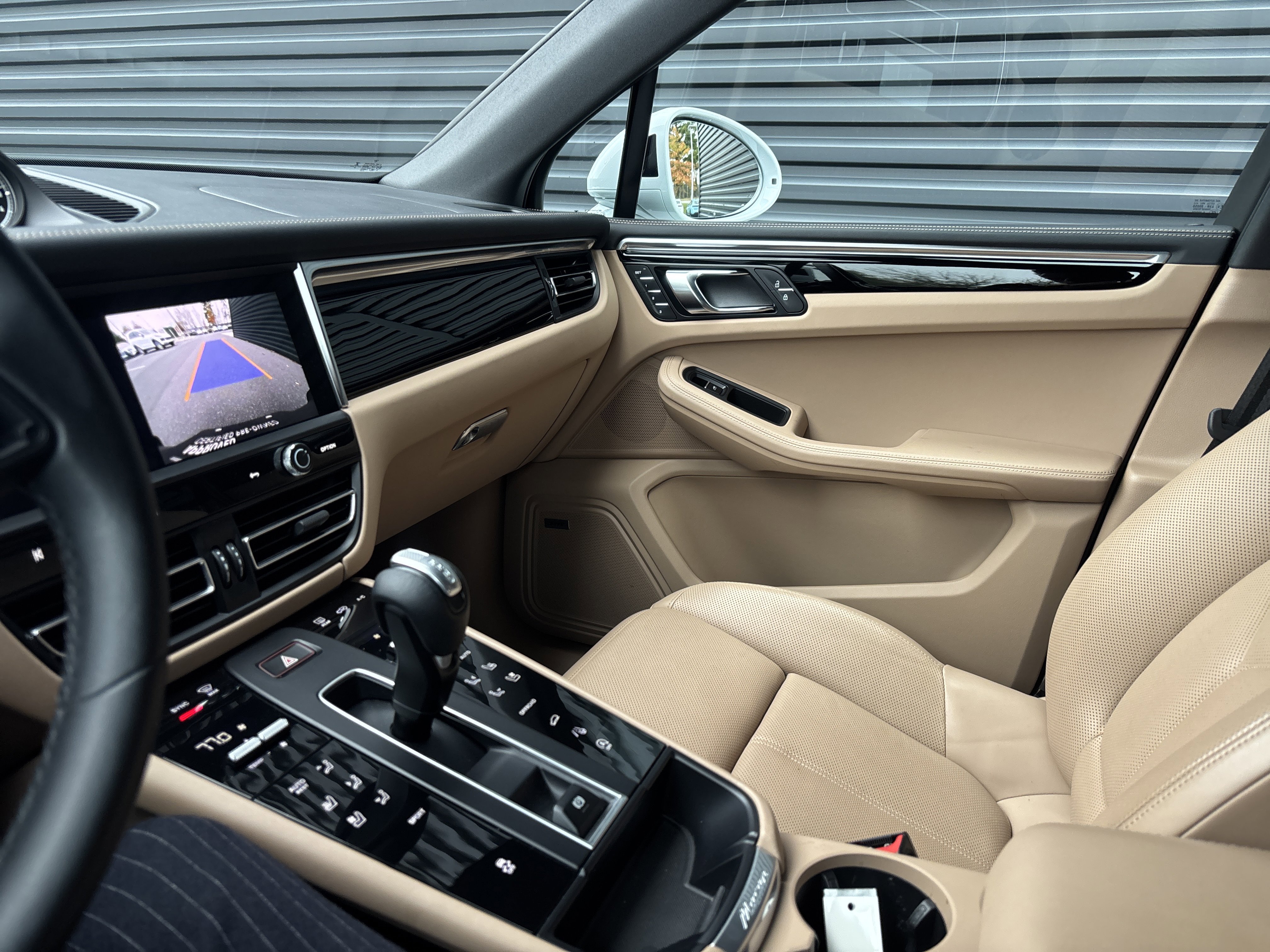 Certified 2022 Porsche Macan image 11