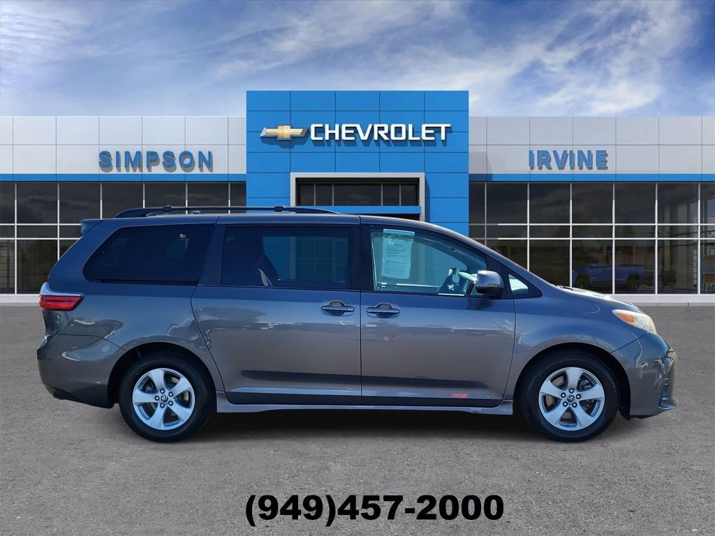 Used 2018 Toyota Sienna LE w/ Carpet Mat Package image 9