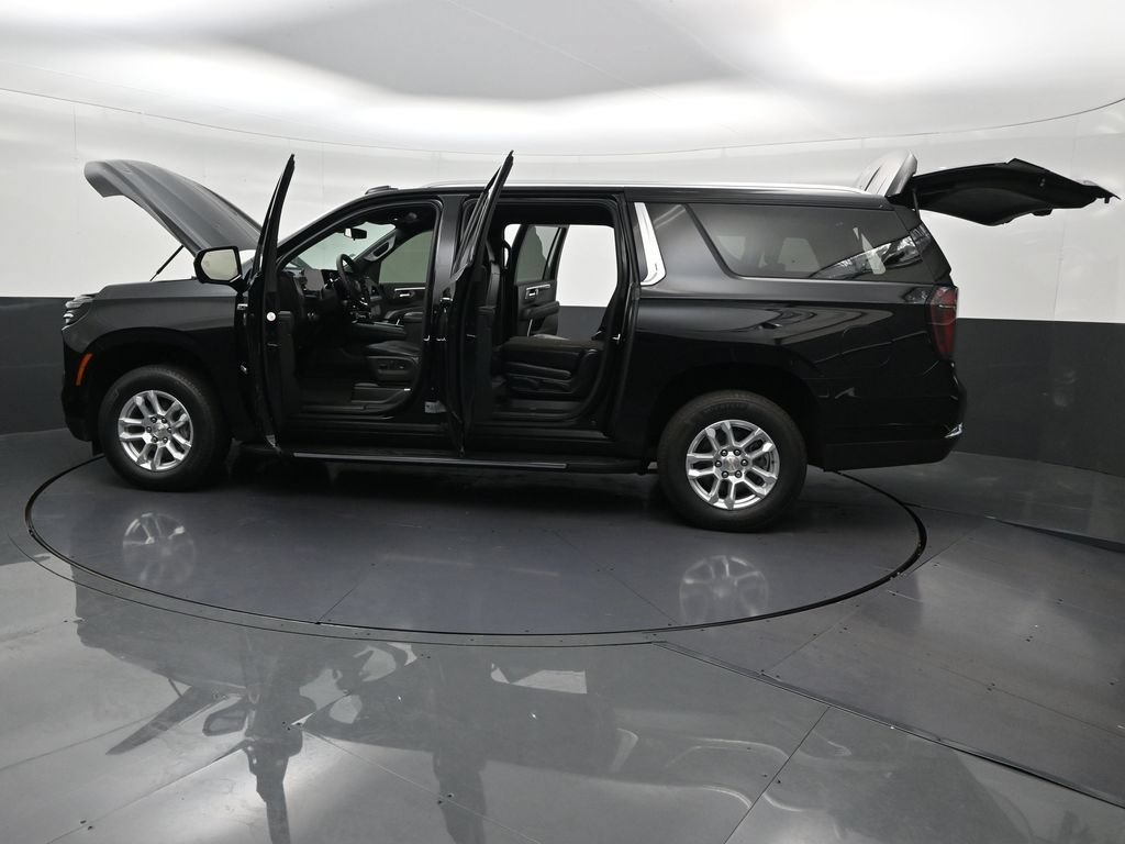 Used 2025 Chevrolet Suburban LS RWD image 35
