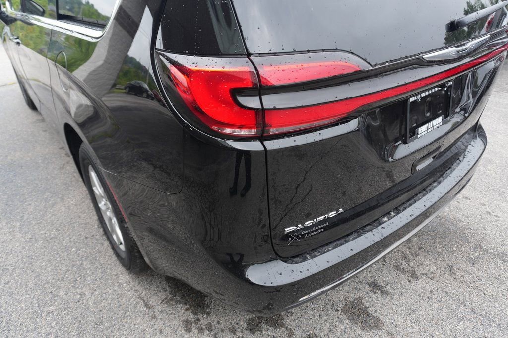 New 2026 Chrysler Pacifica Select image 7