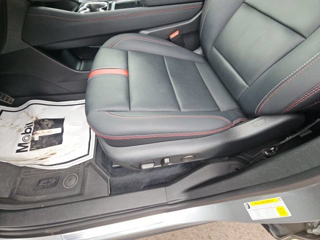 Used 2024 Chevrolet Traverse RS FWD image 16