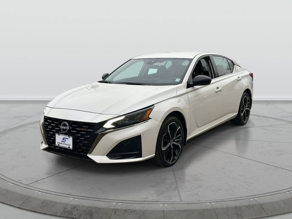 Used 2025 Nissan Altima 2.5 SR AWD/4WD image 3