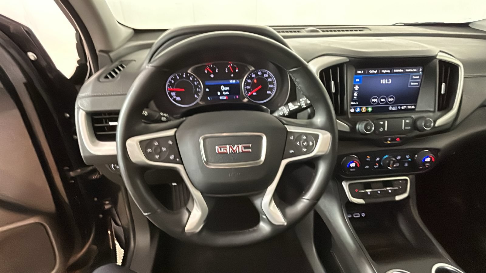 Used 2024 GMC Terrain SLT AWD/4WD image 16