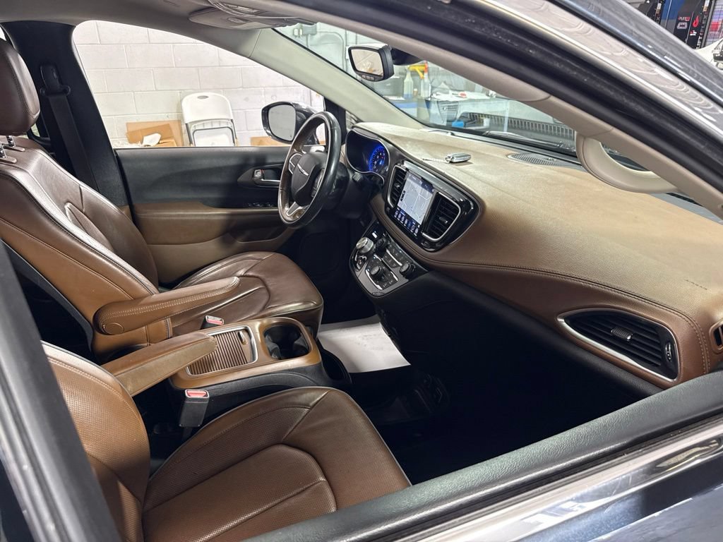Used 2019 Chrysler Pacifica Limited w/ Advanced Safetytec Group FWD image 30