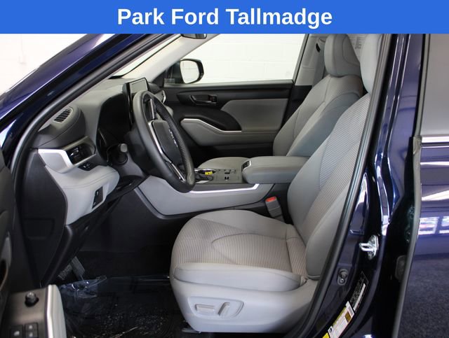Used 2025 Toyota Highlander LE image 14