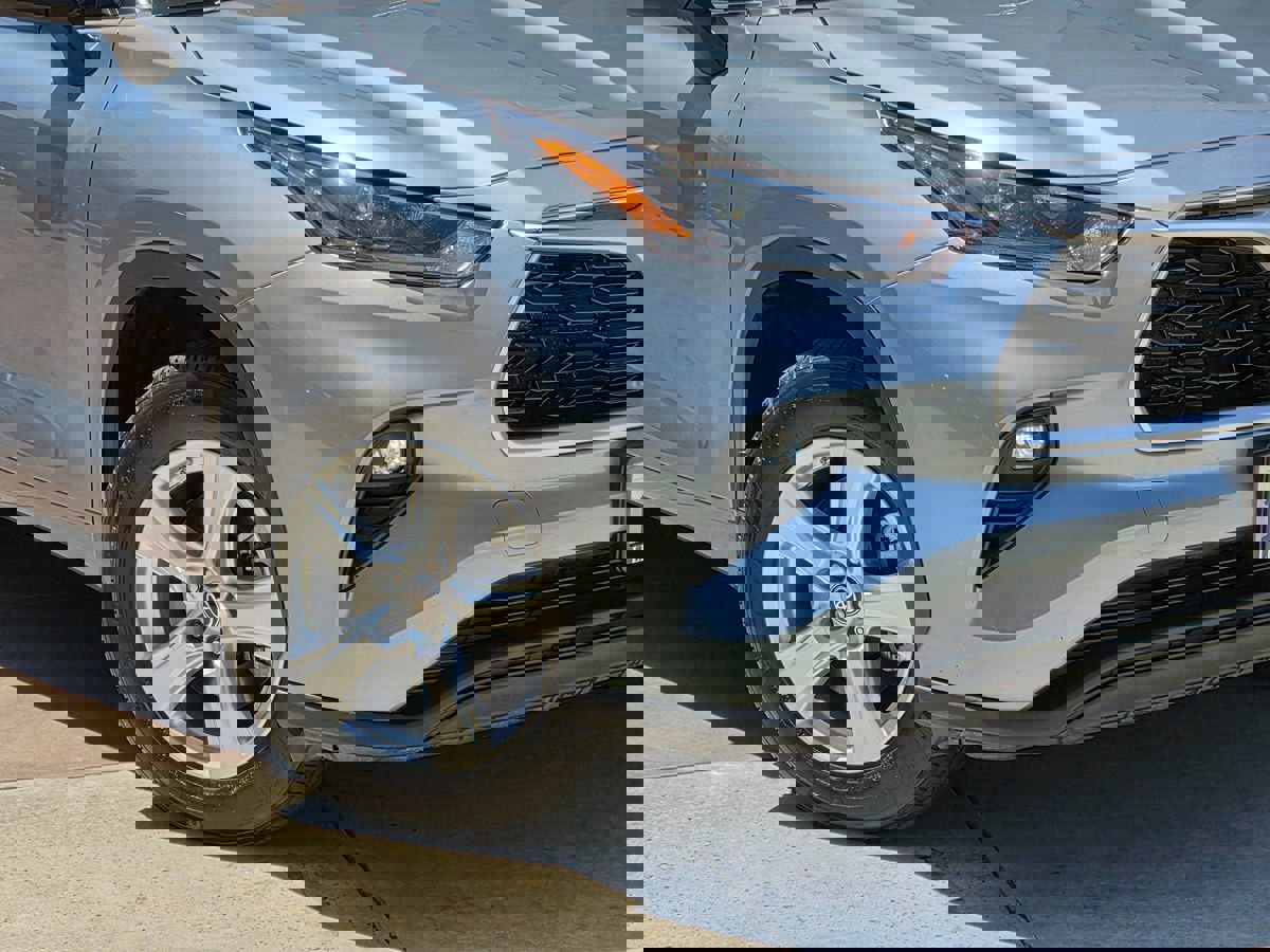 Used 2021 Toyota Highlander LE image 5