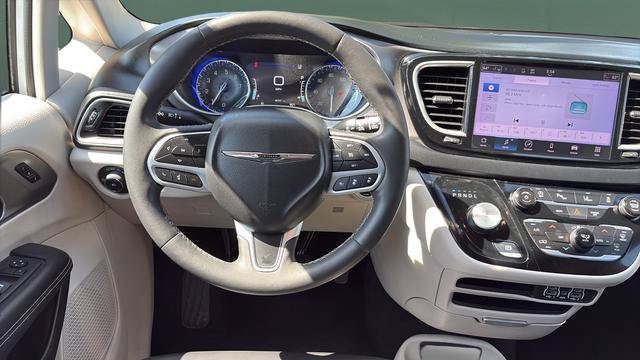 Used 2023 Chrysler Pacifica Touring-L FWD image 25