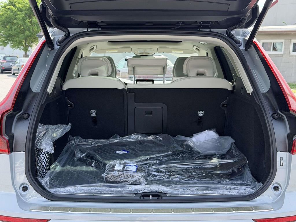 New 2026 Volvo XC60 T8 Ultra w/ Protection Package Premier AWD/4WD image 13