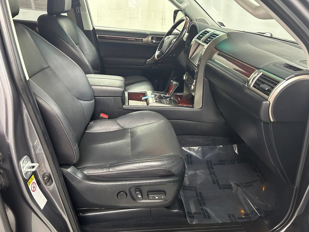 Used 2017 Lexus GX 460 Luxury w/ Preferred Accessory Package AWD/4WD image 13