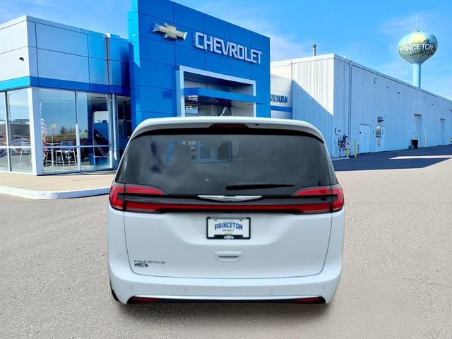 Used 2025 Chrysler Pacifica Select FWD image 4