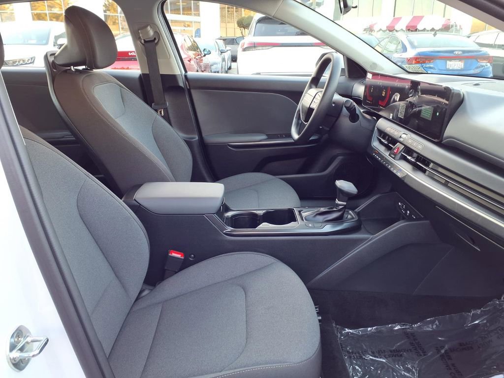 Used 2025 Kia K4 LXS image 10