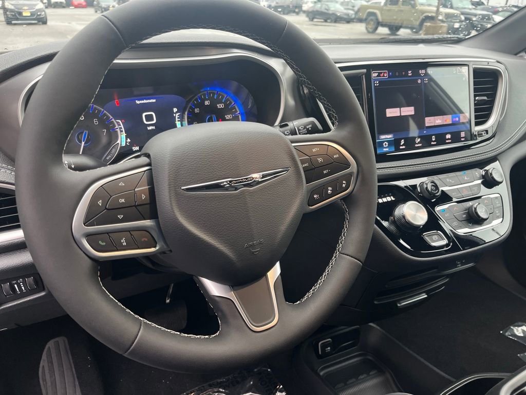 New 2026 Chrysler Pacifica Select image 14