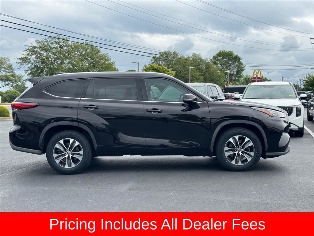 Used 2020 Toyota Highlander XLE FWD image 2