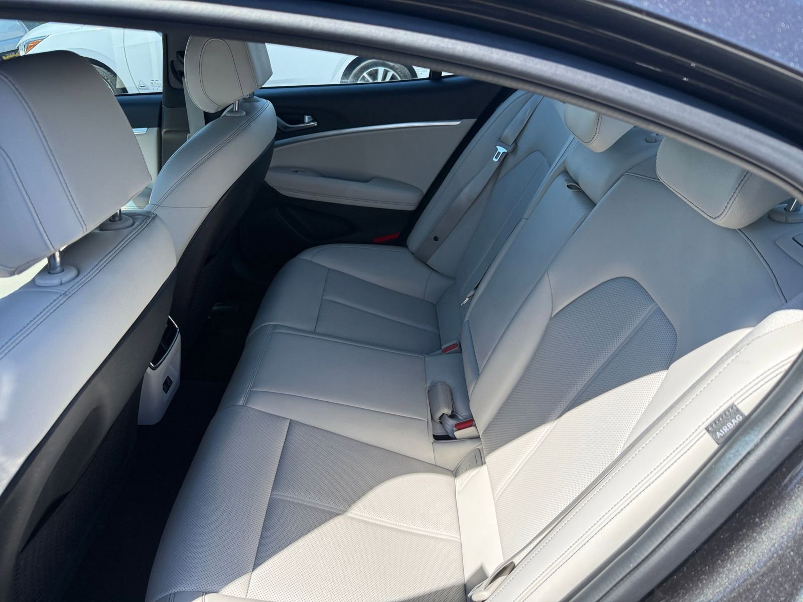 Used 2025 Genesis G70 2.5T image 25