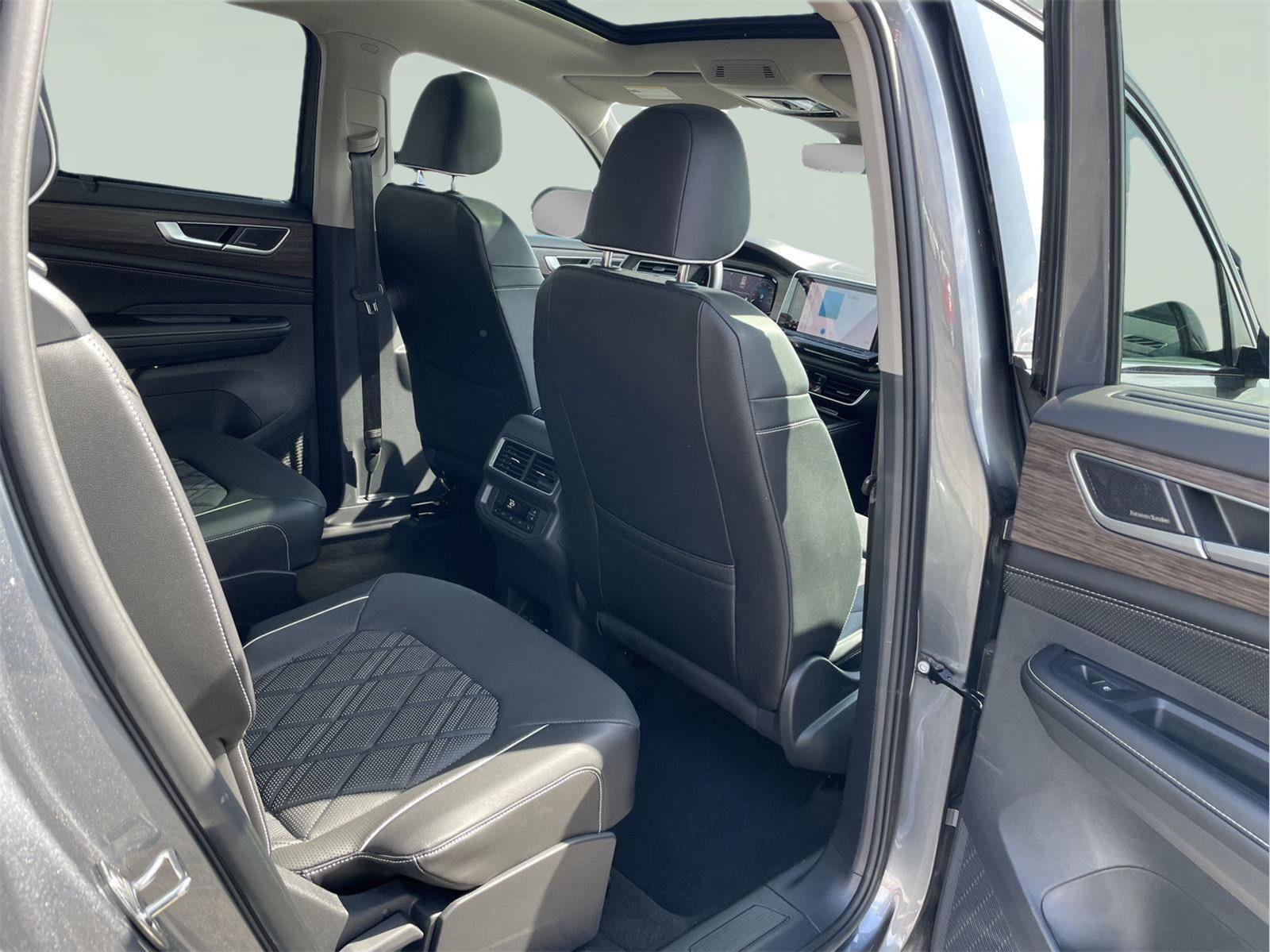 Used 2024 Volkswagen Atlas SEL Premium R-Line image 19