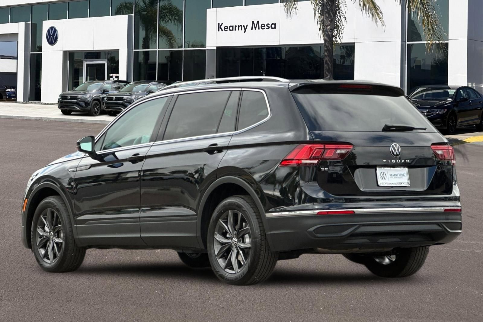 Used 2023 Volkswagen Tiguan SE w/ Panoramic Sunroof Package FWD image 6