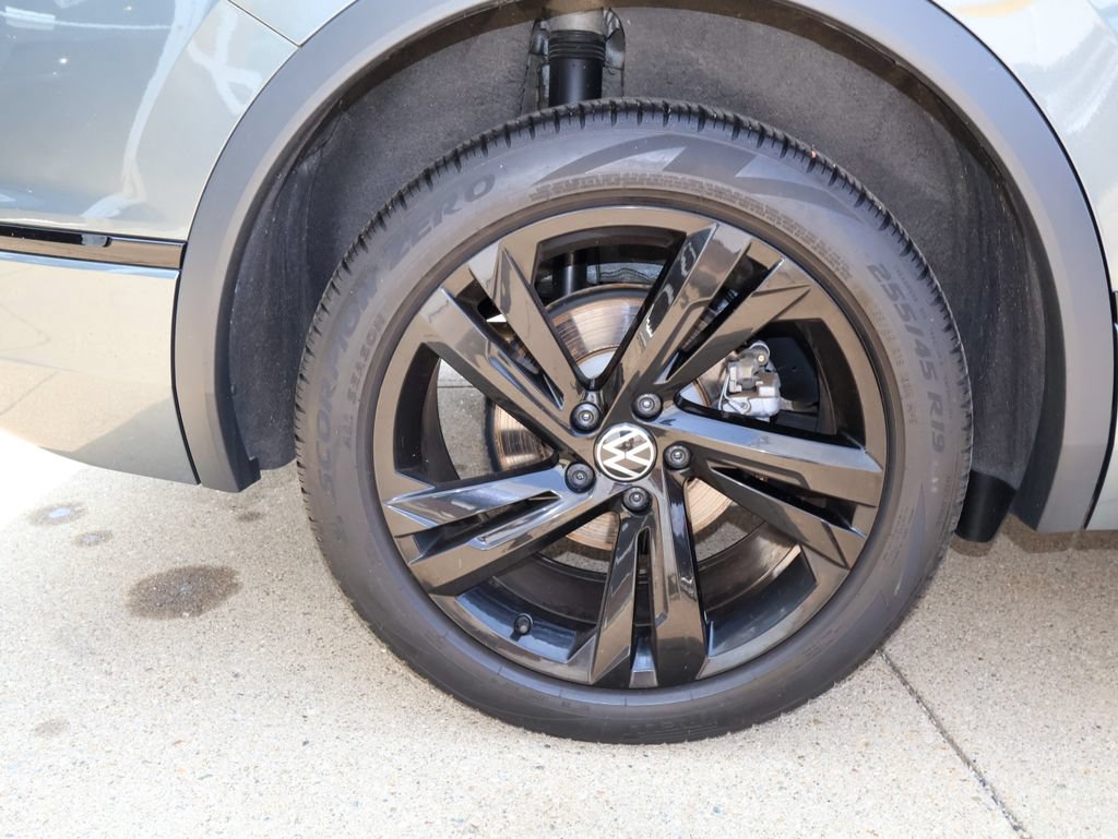 Certified 2024 Volkswagen Tiguan SE R-Line AWD/4WD image 9