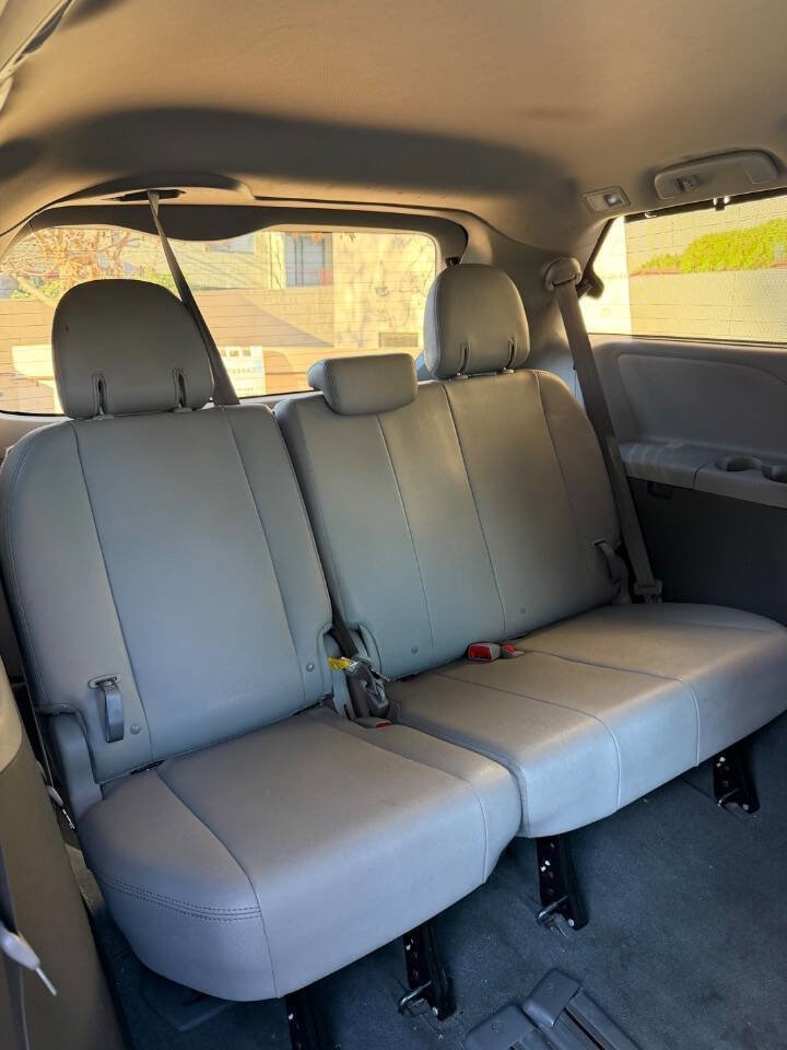 Used 2020 Toyota Sienna XLE w/ XLE Navigation Package image 18