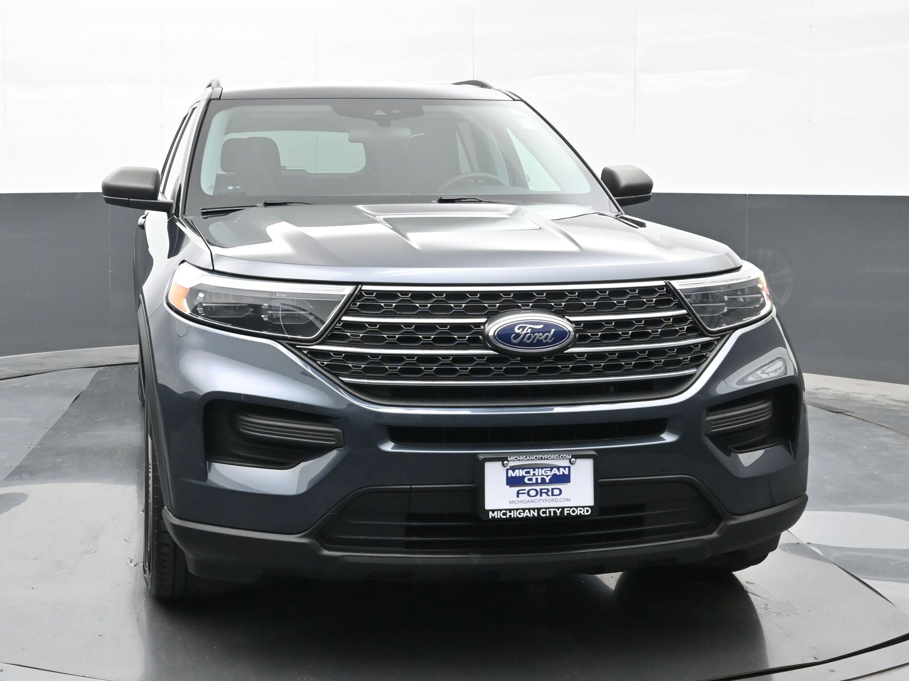 Used 2022 Ford Explorer XLT image 2