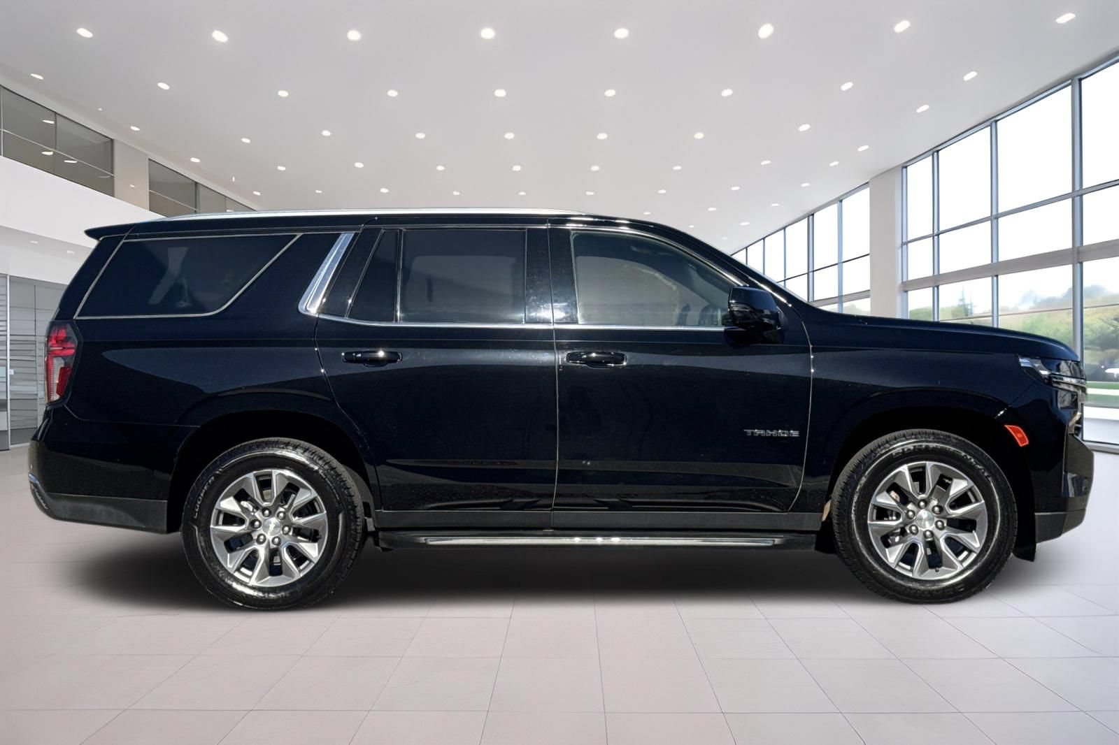 Used 2023 Chevrolet Tahoe LT w/ Luxury Package AWD/4WD image 3
