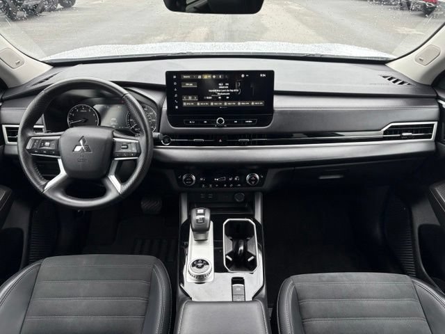 Used 2025 Mitsubishi Outlander SE FWD image 12