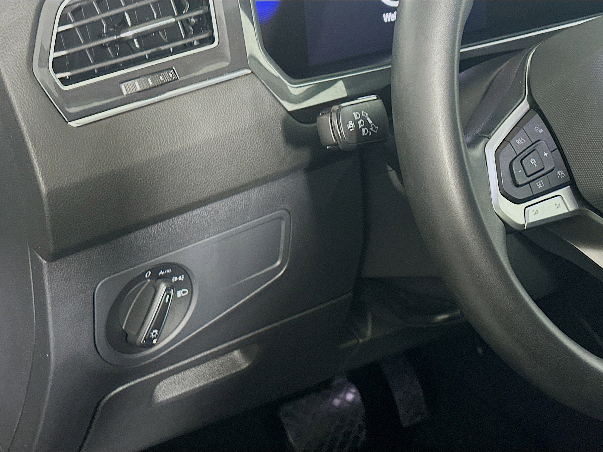 Used 2022 Volkswagen Tiguan SE w/ Panoramic Sunroof Package image 16