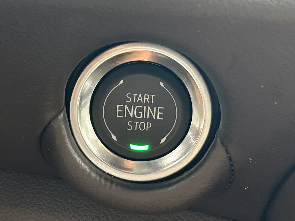 Used 2025 Chevrolet Suburban LT RWD image 31
