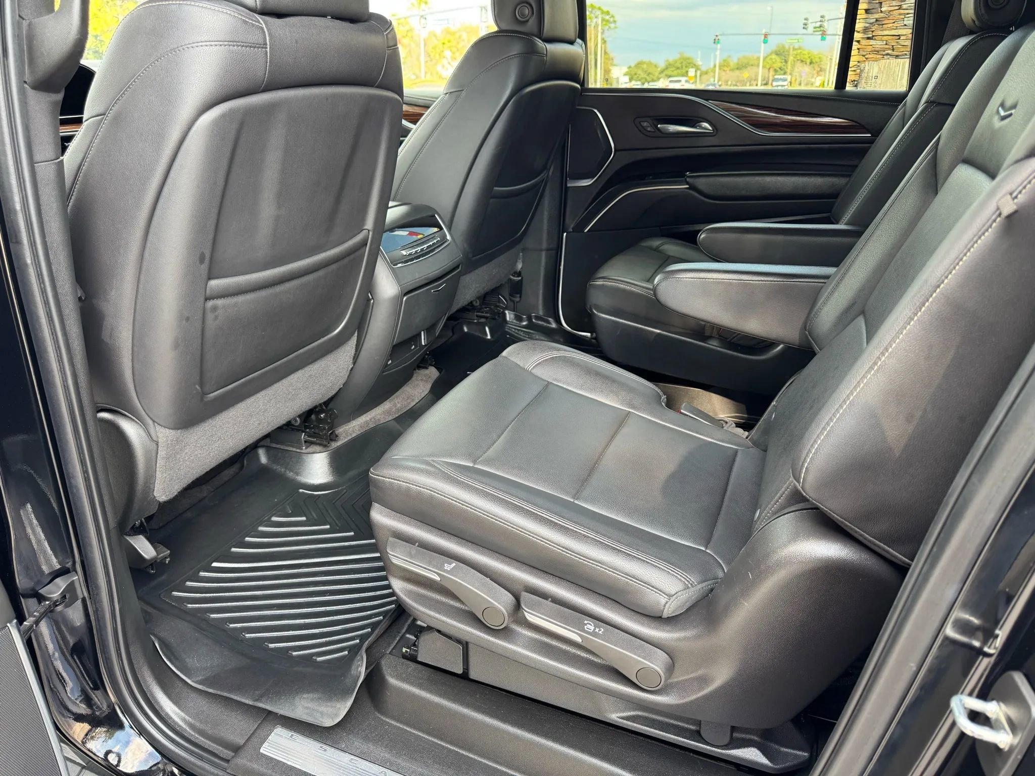 Used 2022 Cadillac Escalade ESV Luxury image 18