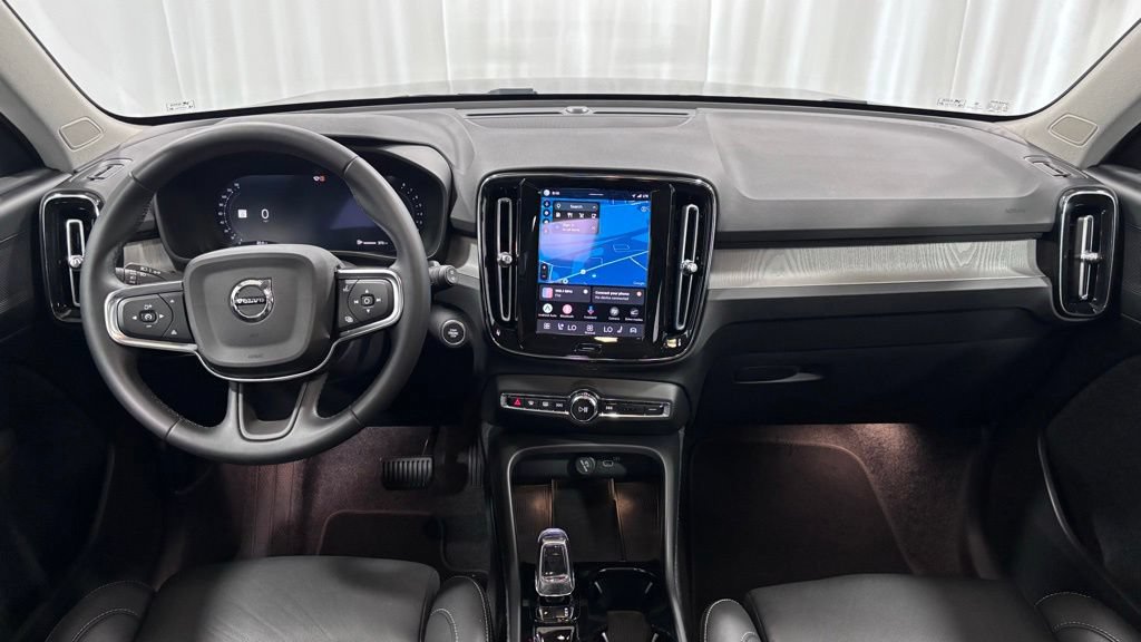 Certified 2025 Volvo XC40 B5 Plus AWD/4WD image 2