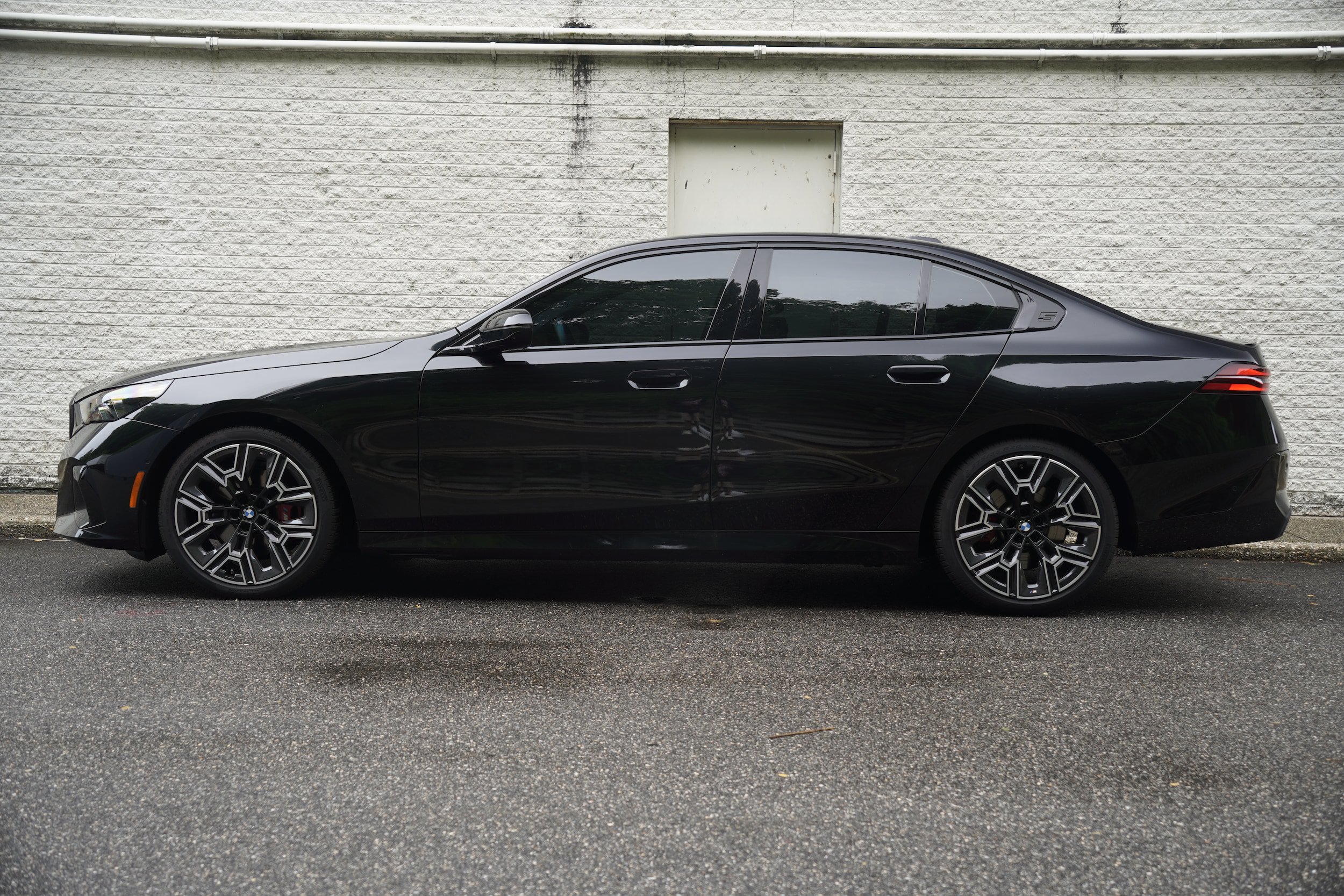 Used 2025 BMW 530i xDrive w/ M Sport Package AWD/4WD image 4