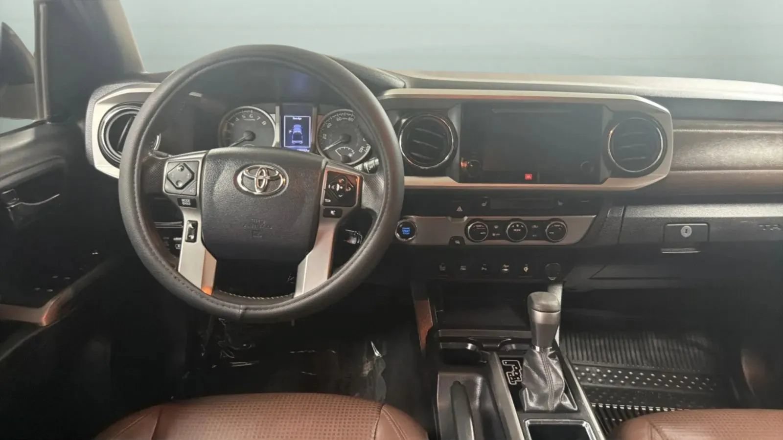 Used 2017 Toyota Tacoma Limited w/ Tow Package RWD image 10