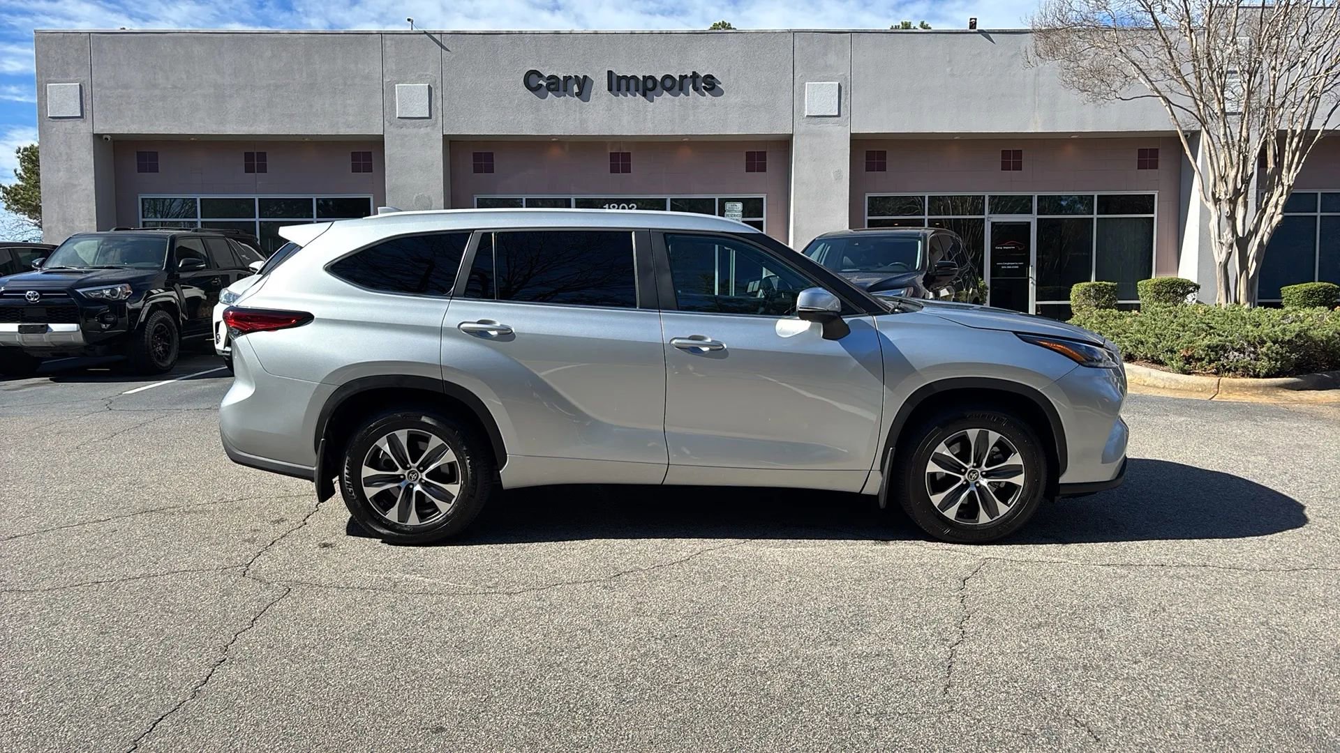 Used 2023 Toyota Highlander XLE image 4