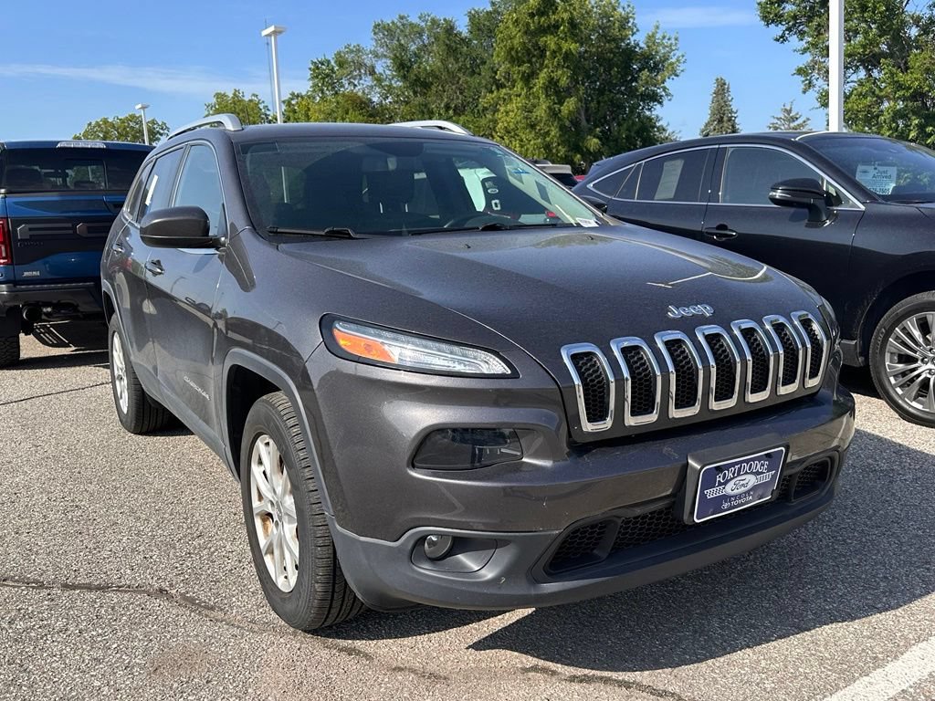 Used 2018 Jeep Cherokee Latitude Plus w/ Comfort/Convenience Group AWD/4WD image 3