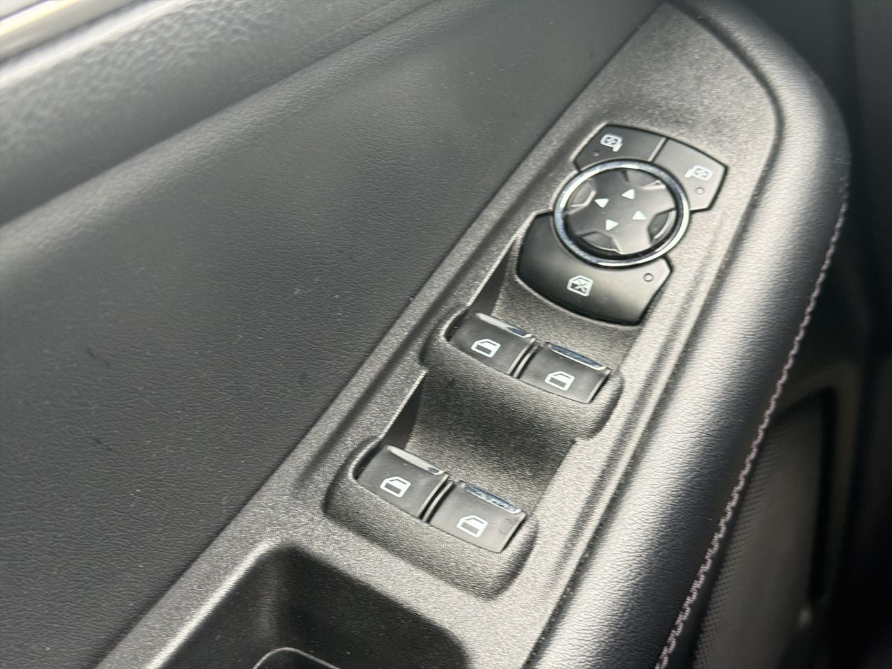 Used 2024 Ford Edge SEL AWD/4WD image 11