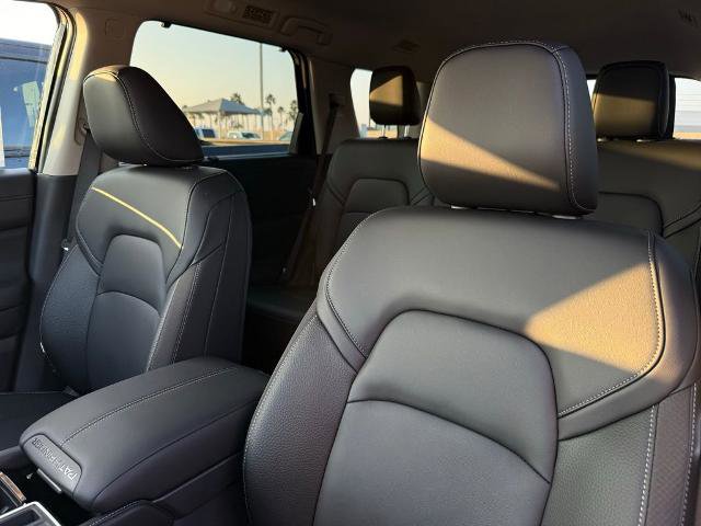 New 2025 Nissan Pathfinder SL w/ Black Appearance Package image 15