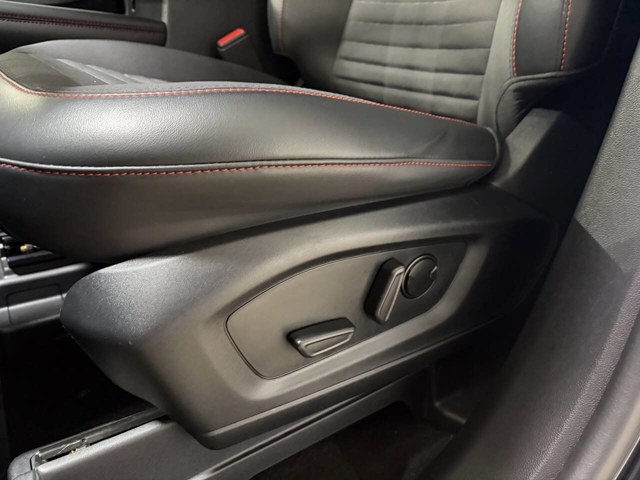 Used 2025 Ford Explorer ST-Line w/ ST-Line Street Pack image 20