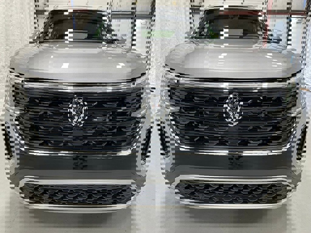 Used 2025 Volkswagen Atlas Cross Sport SE image 2
