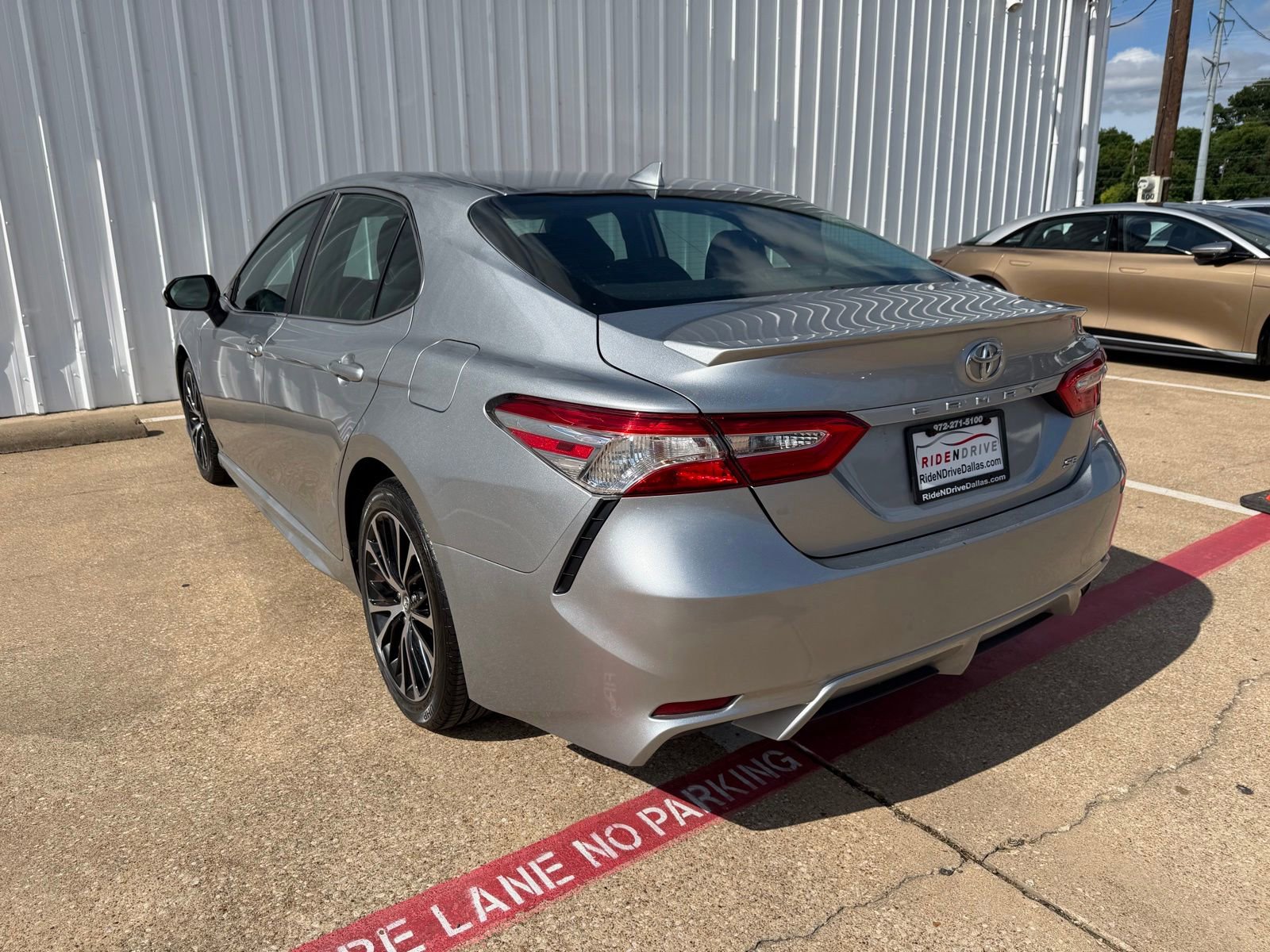 Used 2020 Toyota Camry SE FWD image 4