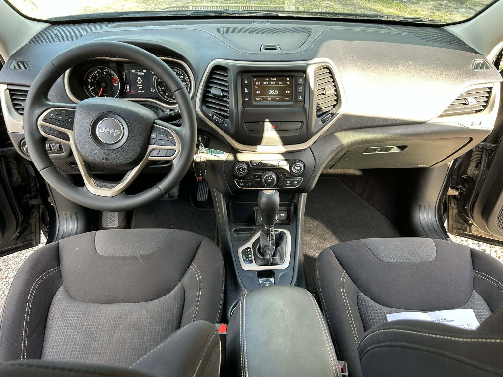 Used 2017 Jeep Cherokee Latitude FWD image 6