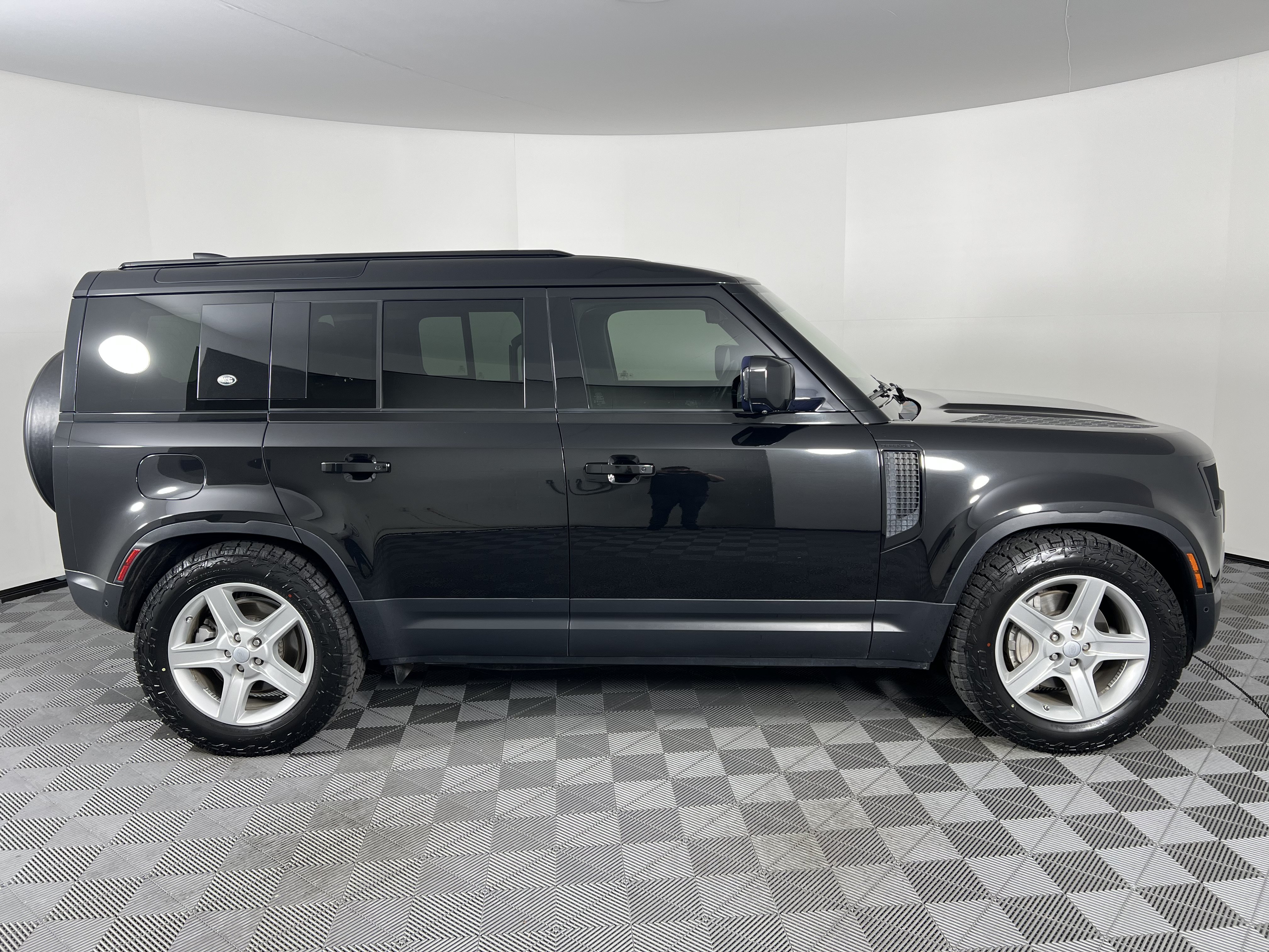 Used 2020 Land Rover Defender 110 SE AWD/4WD image 14