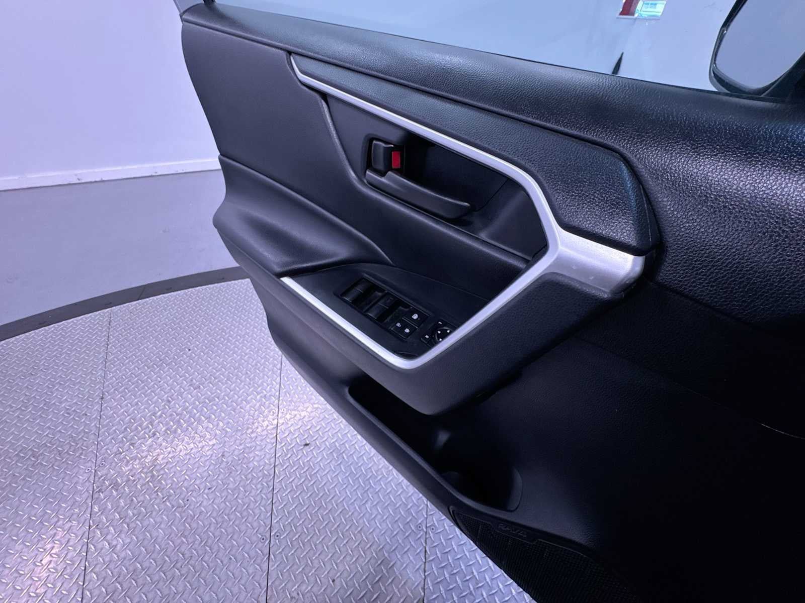 Used 2019 Toyota RAV4 LE w/ Carpet Mat Package AWD/4WD image 31