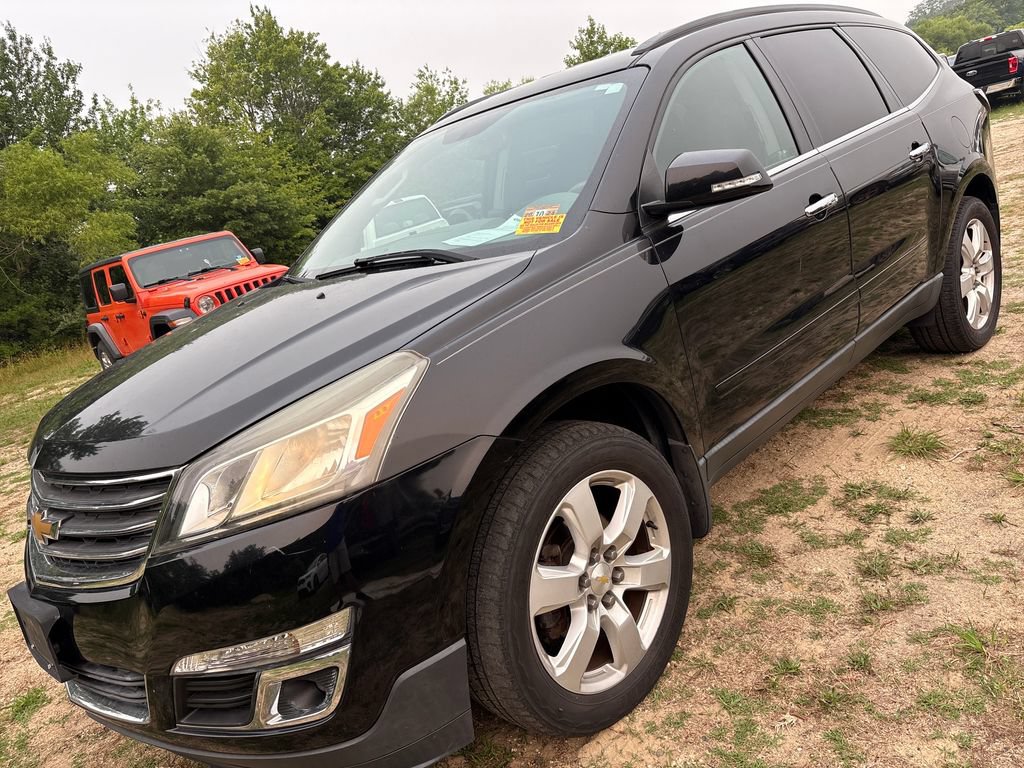 Used 2017 Chevrolet Traverse LT w/ Style and Technology Package FWD image 3