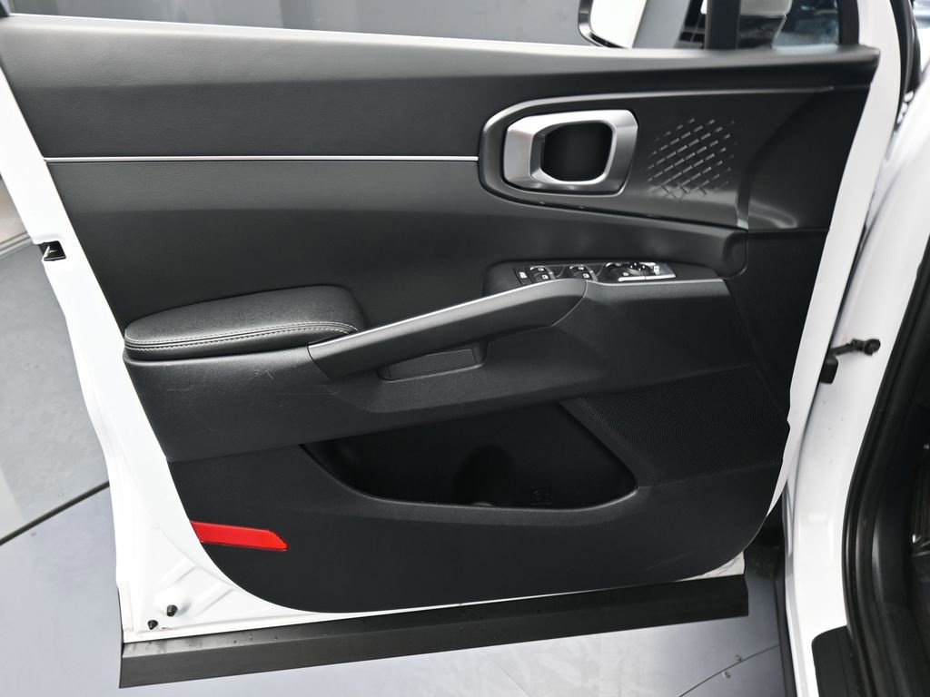 Used 2025 Kia Sorento LX image 12