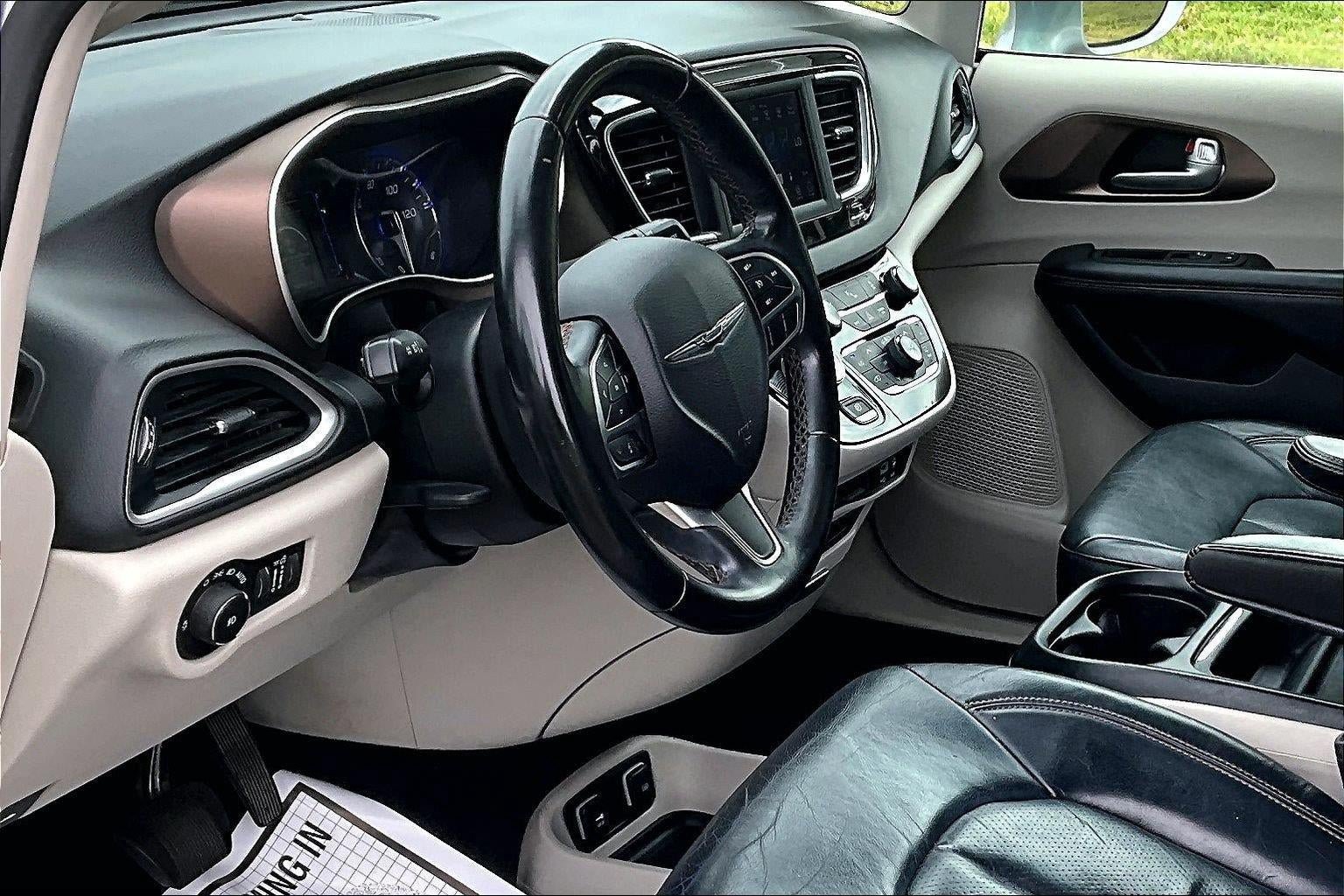 Used 2018 Chrysler Pacifica Touring-L FWD image 13