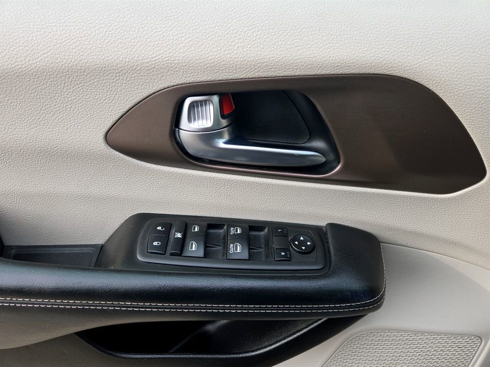 Used 2023 Chrysler Voyager LX image 22