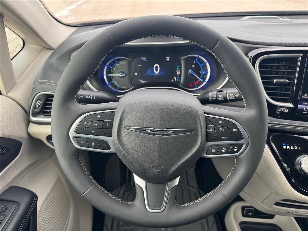 Used 2023 Chrysler Pacifica Touring-L image 15