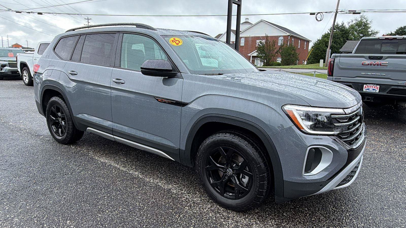 Used 2025 Volkswagen Atlas Peak Edition SE AWD/4WD image 3