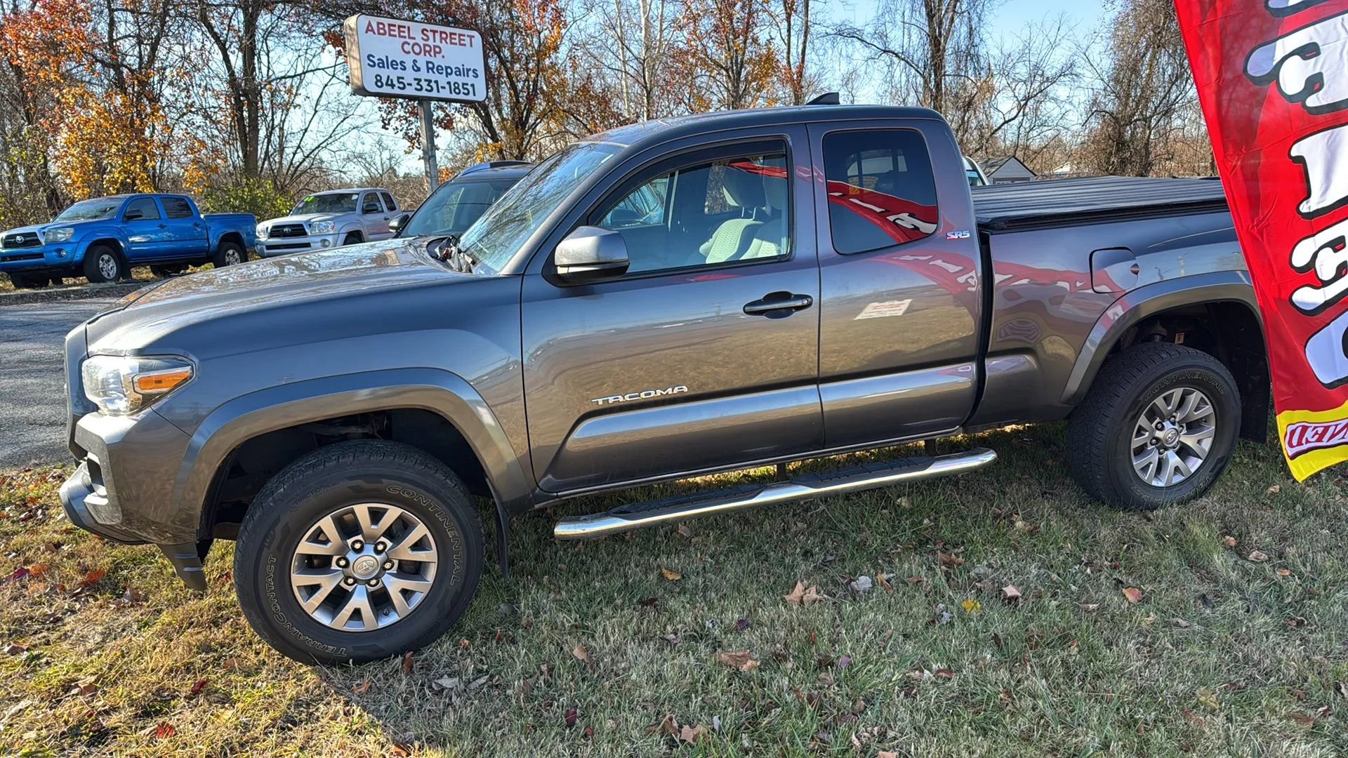Used 2017 Toyota Tacoma SR5 w/ SR5 Appearance Package (SM) AWD/4WD image 2